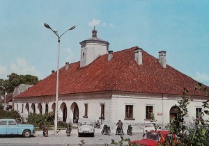 Pocztówka Staszów - Dawne kramnice z XVIII w. - tzw. ratusz - fot. K. Jabłoński 