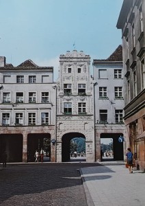Pocztówka Toruń - Późnobarokowa kamieniczka z drugiej połowy XVII w. zwana Łukiem Cezara - fot. J. Chojnacki, A. Zborski