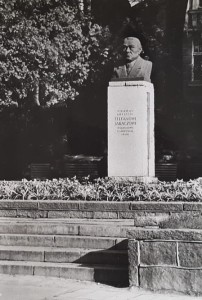 Pocztówka Olsztyn - Pomnik Stefana Jaracza - fot. J. Siudecki