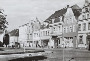 Pocztówka Trzebiatów - Fragment rynku - kamieniczki z XV-XVIII w. - fot. J. Wendołowski