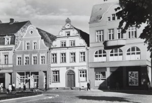 Pocztówka Trzebiatów - Fragment rynku, z lewej kamieniczki z XVI - -XVIII w. - fot. J. Wendołowski 