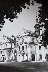 Pocztówka Moszna - Pałac z 1896 r. - fasada - fot. A. Śmietański