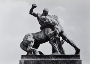Pocztówka Szczecin - Walka Heraklesa z Centaurem - rzeźba na tarasie na Wałach Chrobrego - fot. J. Korpal