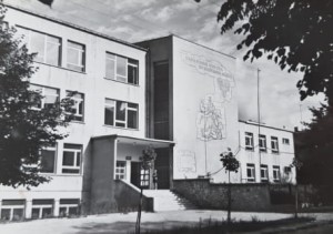 Pocztówka Piotrków Trybunalski - Szkoła - pomnik Tysiąclecia im. Władysława Jagiełły - fot. K. Jabłoński