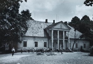 Pocztówka Kobiernice - dwór z XIX w. - fot. L. Święcki