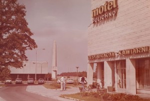 Pocztówka Polichno - Motel Polichno, w głębi pomnik Czynu Zbrojnego GL i AL - fot. M. Pierzchalski