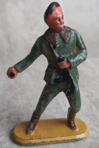 Figurka żołnierzyk z PRL-u 015