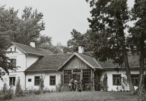 Pocztówka Żarnowiec Dworek muzeum M. Konopnickiej - fot. Z. Postępski