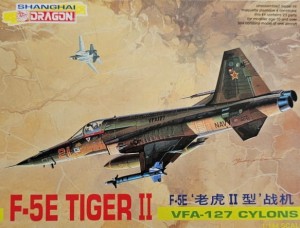 F-5E Tiger II VFA-127 Cylons  / 4518 Dragon 1:144