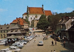 Pocztówka - Kazimierz Dolny - Rynek, kościół farny z XVI wieku - fot. R. Dudley