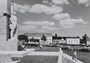 Pocztówka - Kamień Pomorski - Pomnik Zwycięstwa - fot. S. Arczyński