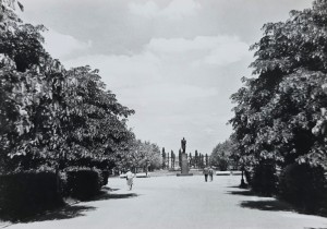 Pocztówka - Warszawa - Pomnik gen. Józefa Sowińskiego w parku na Woli - fot. A. Zborski