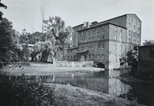 Pocztówka - Sławno - Spichrz nad kanałem - fot. P. Krassowski