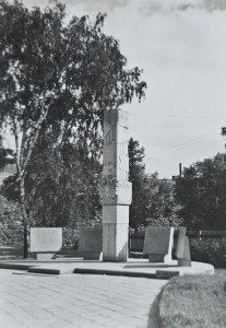 Pocztówka - Chojnice - Pomnik ku czci nauczycieli poległych w latach 1939 - 1945 - fot. J. Siudecki 