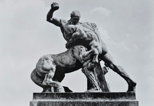 Pocztówka - Szczecin - Walka Heraklesa z Centaurem - rzeźba na tarasie na Wałach Chrobrego - fot. J. Korpal