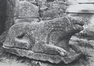 Pocztówka - Górka - Lew romański z XII w. przed wejściem do pałacu - fot. Z. Kamykowski