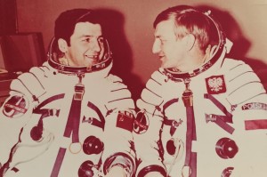 Pocztówka - Mirosław Hermaszewski i Piotr Klimuk - Załoga Sojuz 30 - fot. I. Sobieszczak