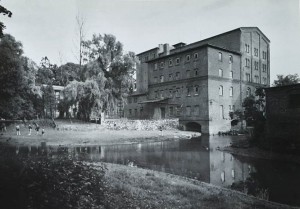 Pocztówka Sławno - Spichrz nad kanałem - fot. P. Krassowski