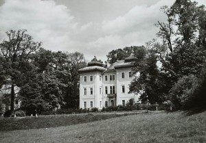 Pocztówka - Łomnica - Dawny pałac, obecnie ośrodek kolonijny - fot. J. Korpal